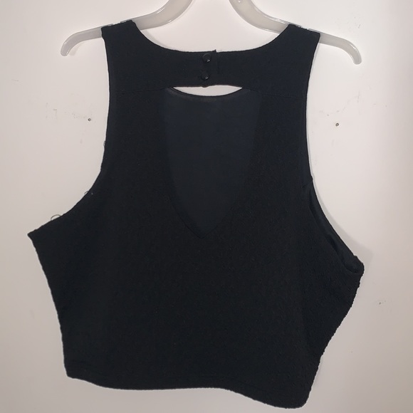 black XL crop top with button back and cut out desgin✨ - Picture 4 of 9